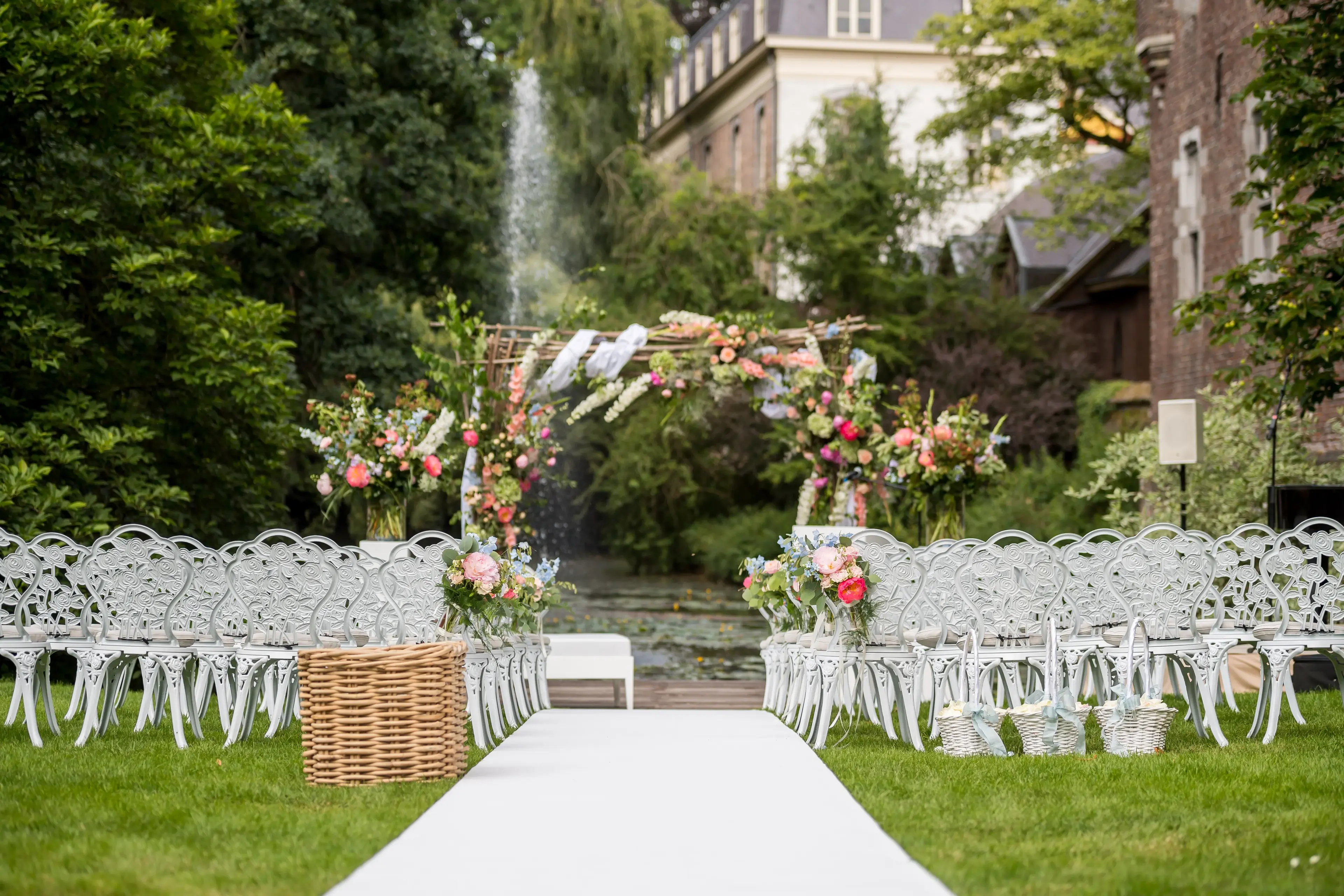 Wedding photo in the garden of Kasteel Gemert